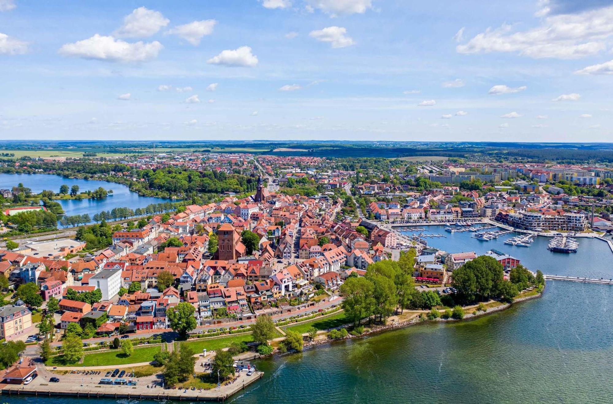 Mueritz Utkiek - Apartment Mit Seeblick & Balkon In Der Hafenresidenz Waren  Exterior foto